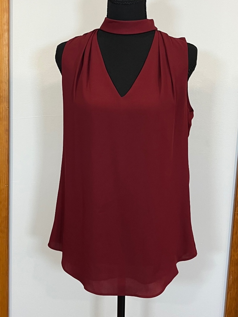 WHBM Sleeveless Top sz 4 Workwear Chic Elegant V-Neck Mock Choker